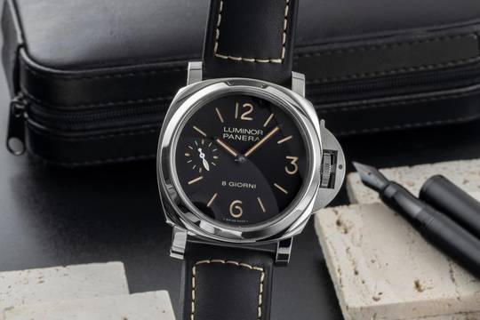  Panerai Luminor Base 8 Days Stahl Handaufzug Herrenuhr Ref. PAM00915 B&P 2023 