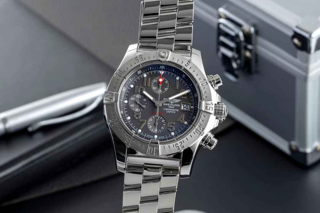  Breitling Avenger Skyland 45 Chronograph Automatik Ref. A13380-178 B&P 2010 