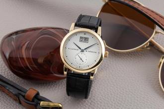 Thumbnail von A. Lange & Söhne Saxonia Großdatum 18K (0,750) Gold Handaufzug Ref. 105.022 B&P