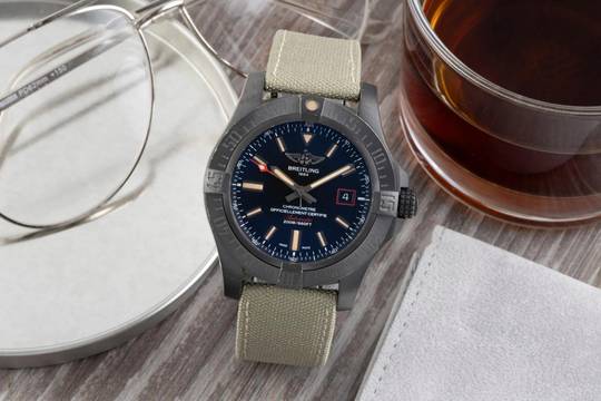  Breitling Avenger Blackbird 44 Titan Automatik Herrenuhr Ref. V17311 B&P 2019 