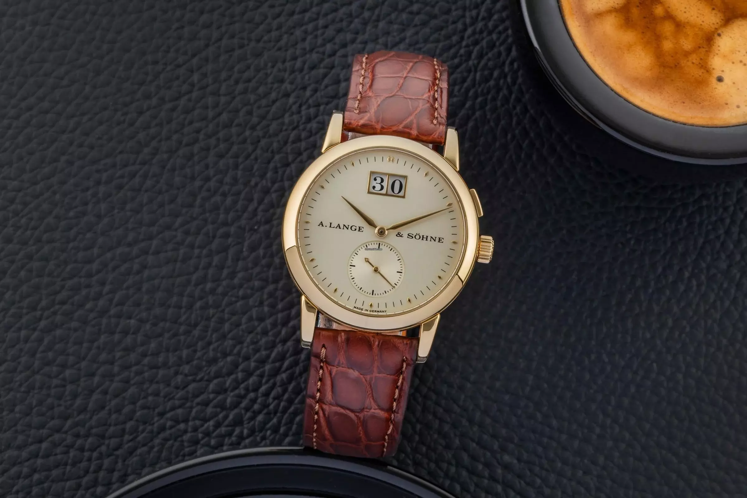  A. Lange & Söhne Saxonia Großdatum 18K (0,750) Gold Handaufzug 105.021 Box 