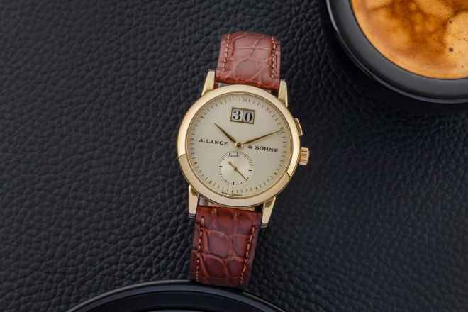  A. Lange & Söhne Saxonia Großdatum 18K (0,750) Gold Handaufzug 105.021 Box 