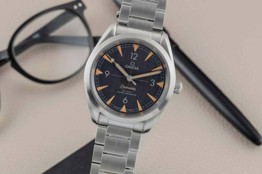  Omega Seamaster Railmaster Stahl Automatik Herrenuhr Ref. 220.10.40.20.01.001 Papiere 2023 
