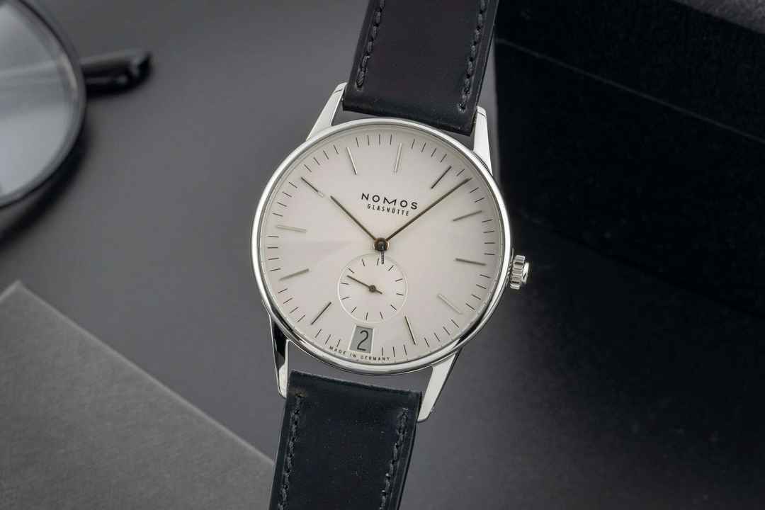  NOMOS Orion Datum Glashütte Orion 38 Datum Stahl Handaufzug Herrenuhr Ref. 381 Klassiker 