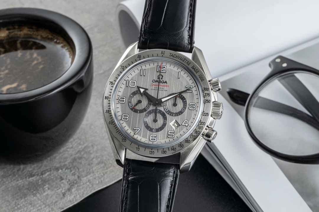  Omega Speedmaster Broad Arrow Date Automatik Herrenuhr Ref. 321.10.44.50.02.001 