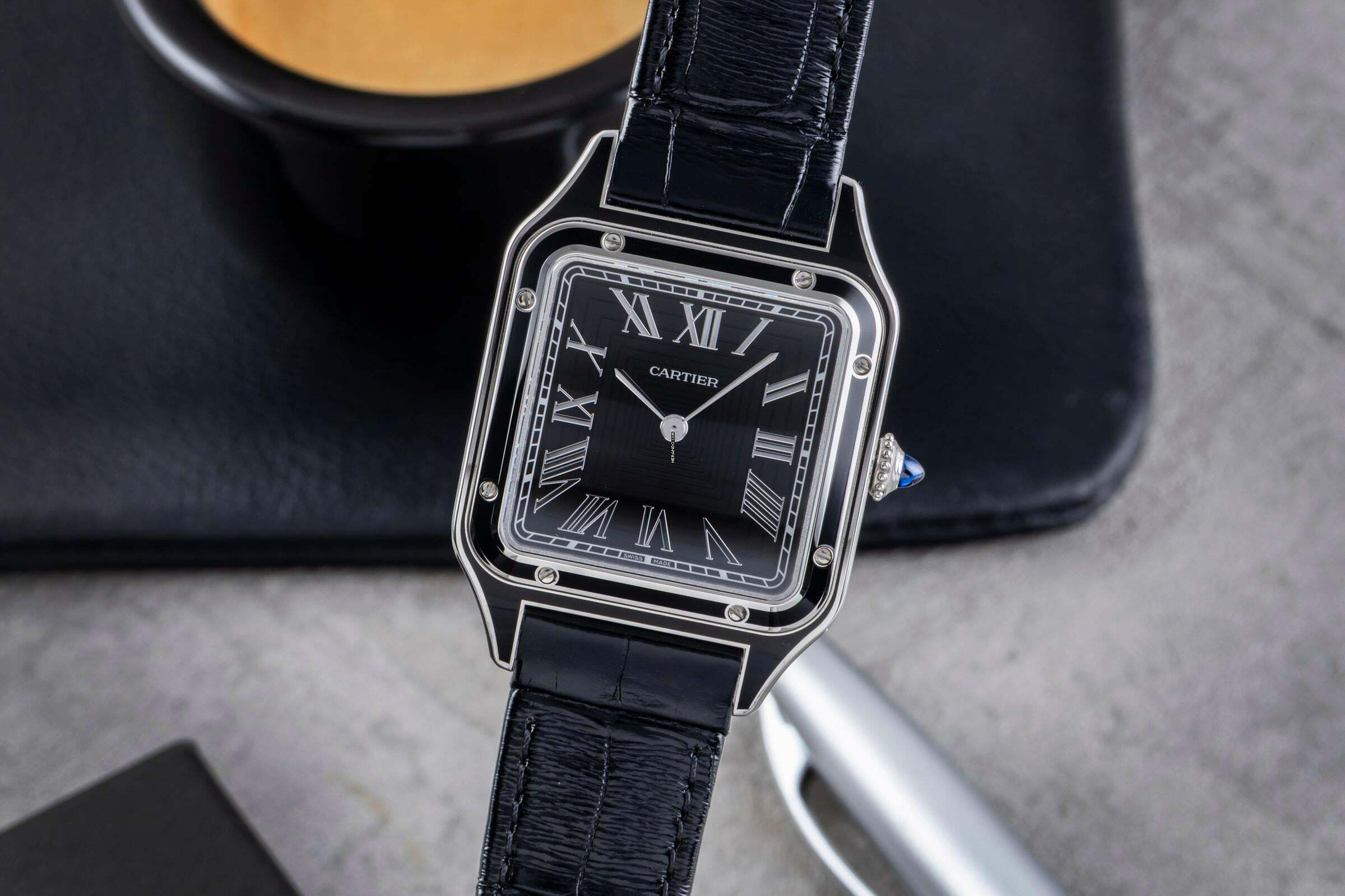  Cartier Santos Dumont Black Lacquer Handaufzug Herrenuhr Ref. WSSA0046 B&P 2024 