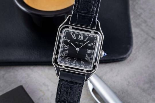  Cartier Santos Dumont Black Lacquer Handaufzug Herrenuhr Ref. WSSA0046 B&P 2024 