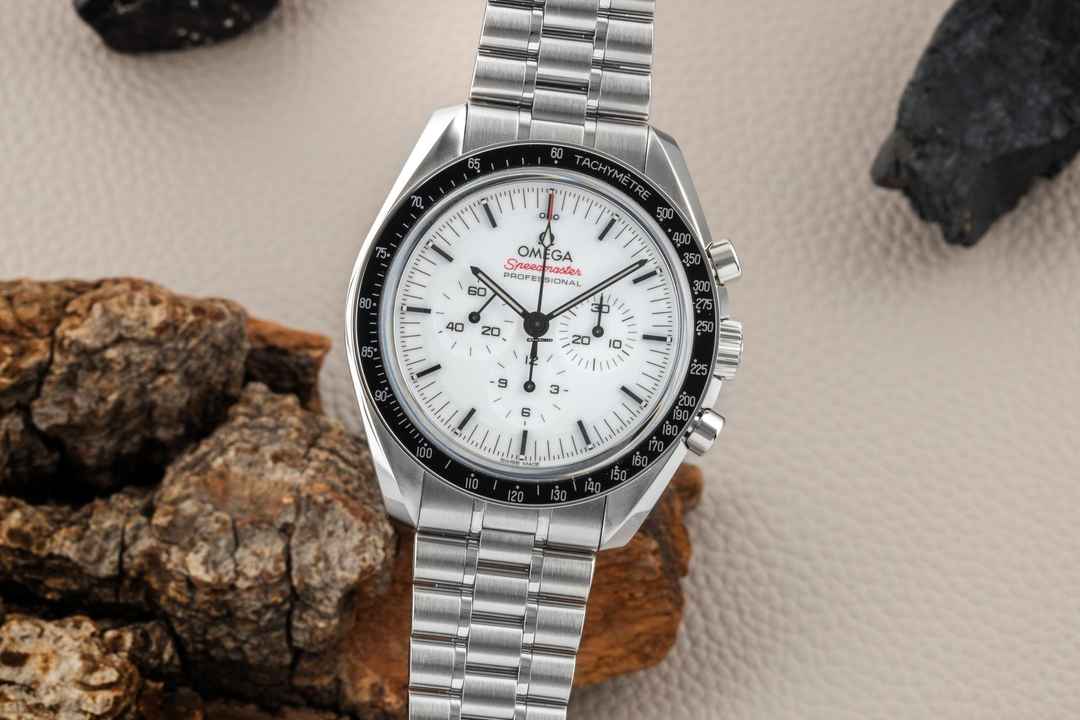 Omega Speedmaster Professional Moonwatch Chronographe en acier réf. 310.30.42.50.04.001 B&P 2025