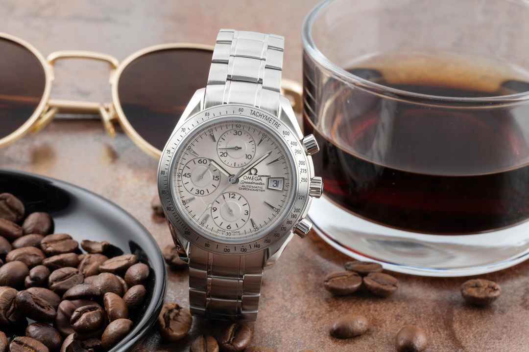 Omega Speedmaster Date Chronograph en acier automatique réf. 3211.30.00