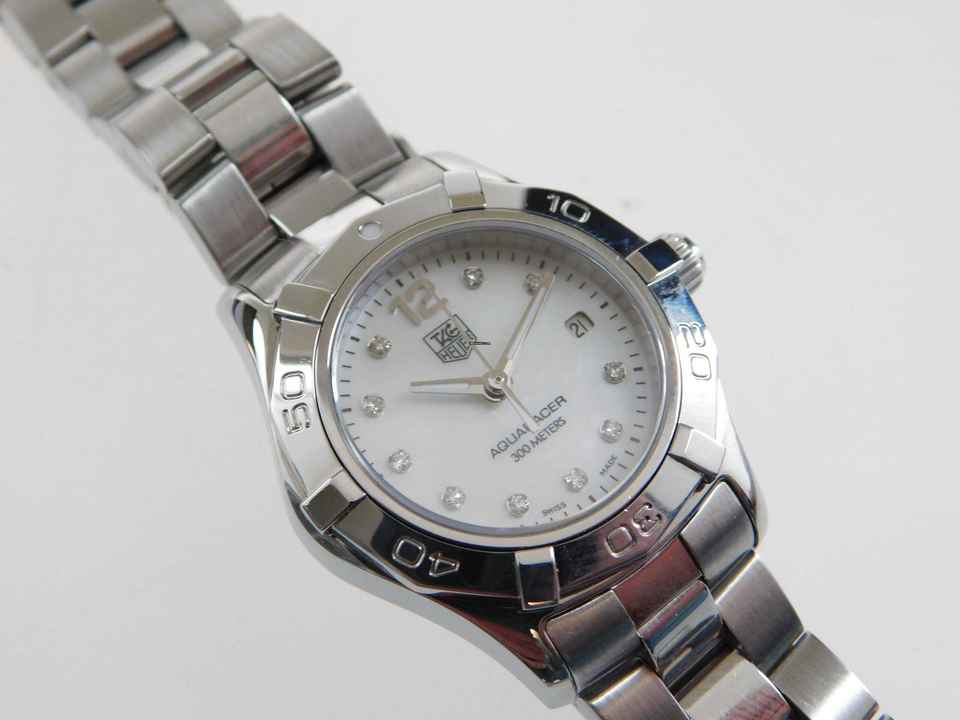  TAG Heuer Aquaracer Lady Perlmutt Brillantblatt en perfectas condiciones con reciente servicio de Tag Heuer 29mm Lady en estado excelente, correa completa 