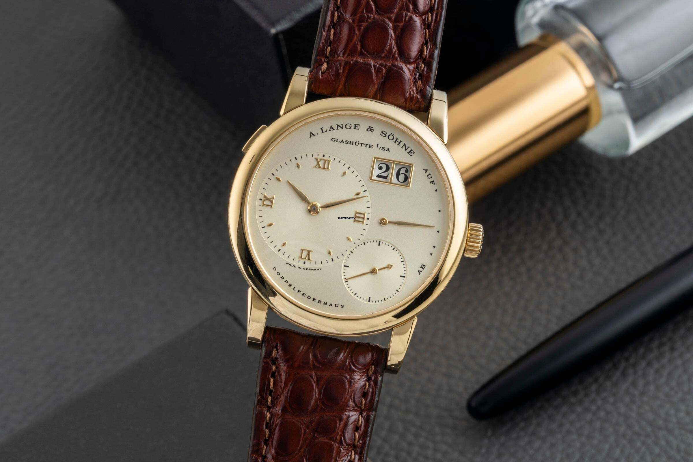 A. Lange & Söhne Lange 1 18k (0,750) or en orfèvre à remontage manuel Montre pour homme réf. 101.021