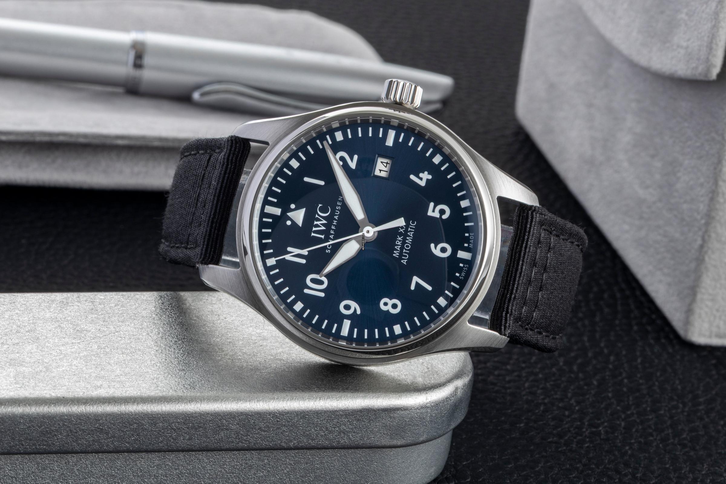 IWC Fliegeruhr Mark Pilot Mark XX Blue Dial Stahl Automatik Herrenuhr Ref. IW328203 B&P 2023