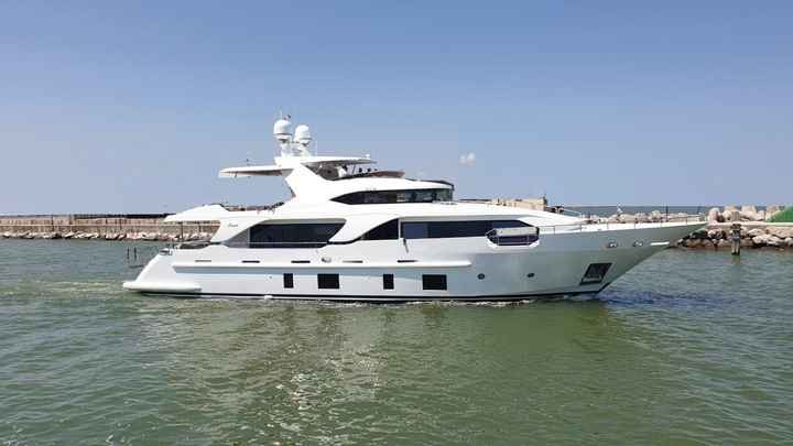 Benetti Delfino 93