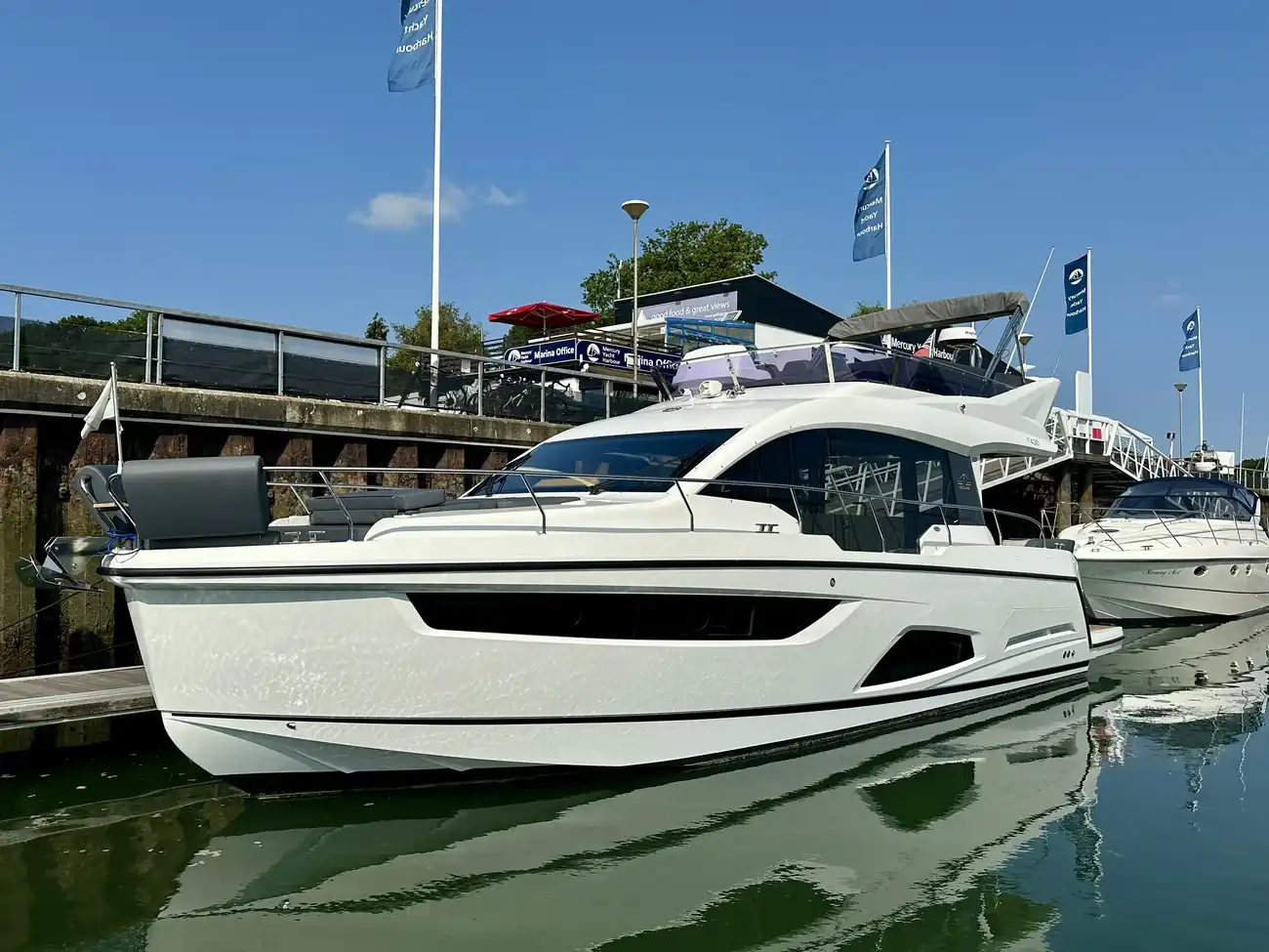 Sealine F430 Raymarine navigation suite