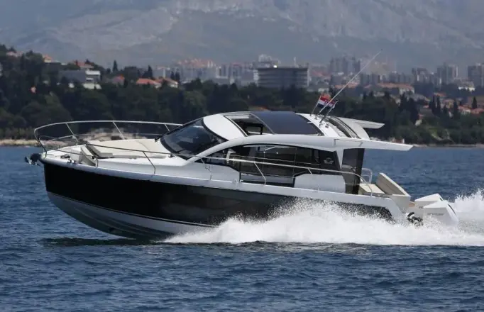 Sealine C335