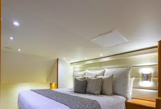 Thumbnail von Viking 65 Enclosed Enclosed Bridge w/Tower