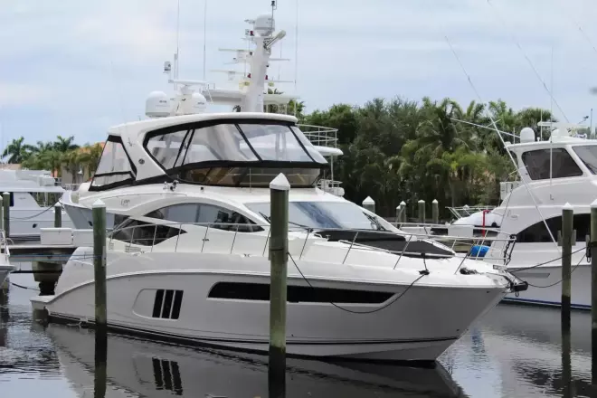 Sea Ray 590 Fly Bridge