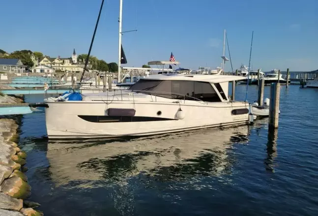 Greenline 39 Hybrid Harbor Lights