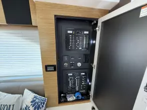 Thumbnail von Cruisers Yachts 45 Cantius To The Moon And Back