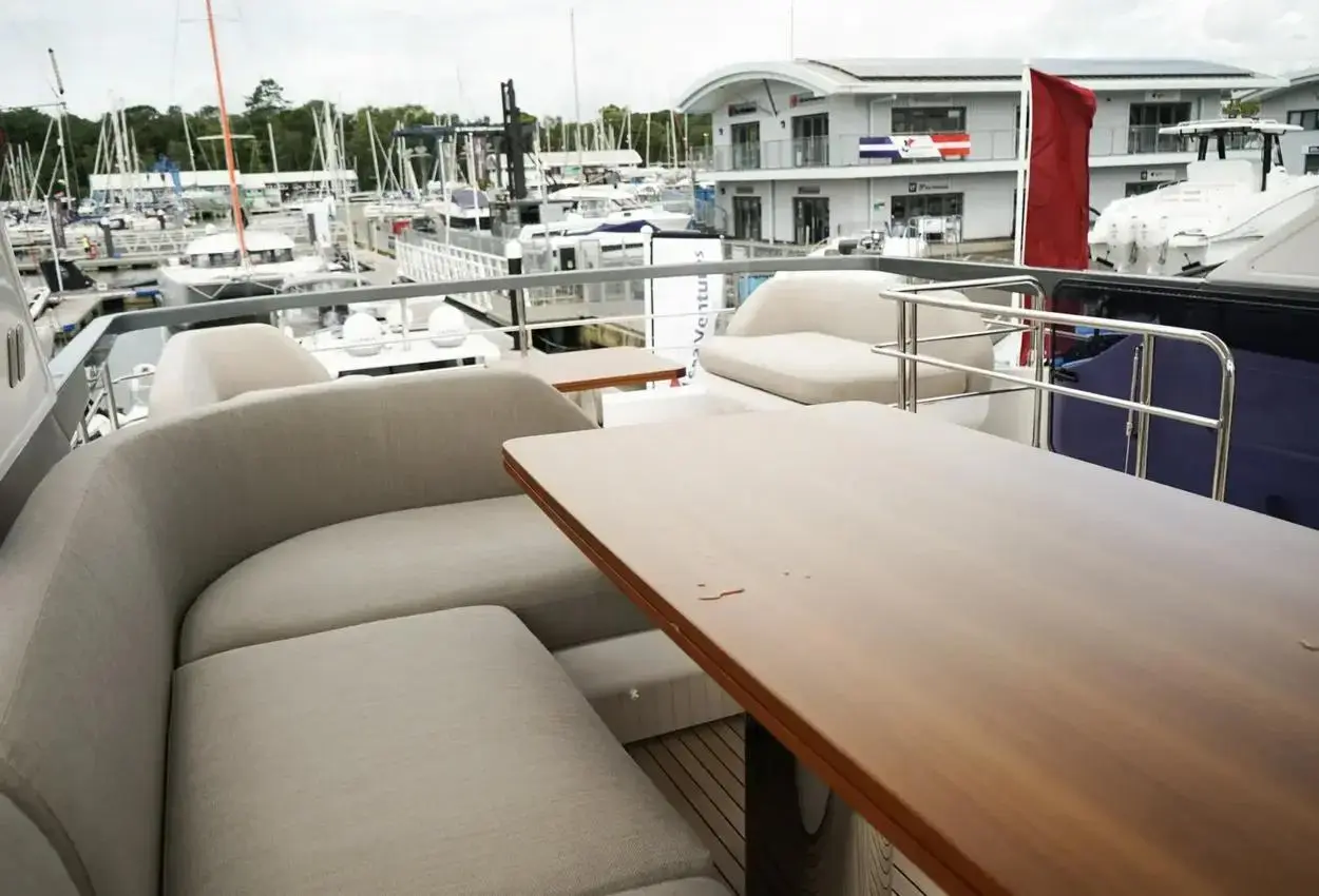 Thumbnail von Azimut 68