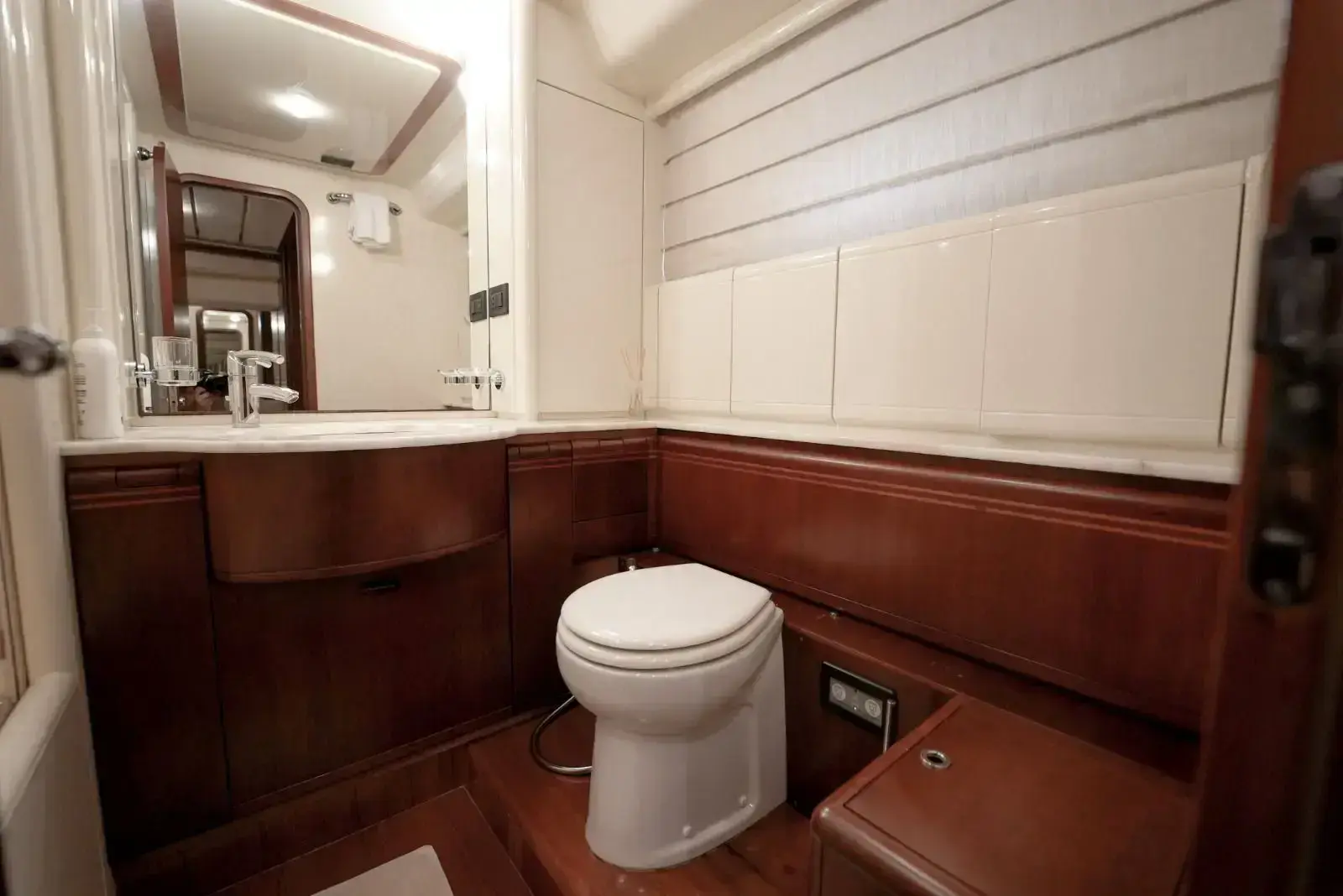 Thumbnail von Ferretti Yachts 80 Hanan