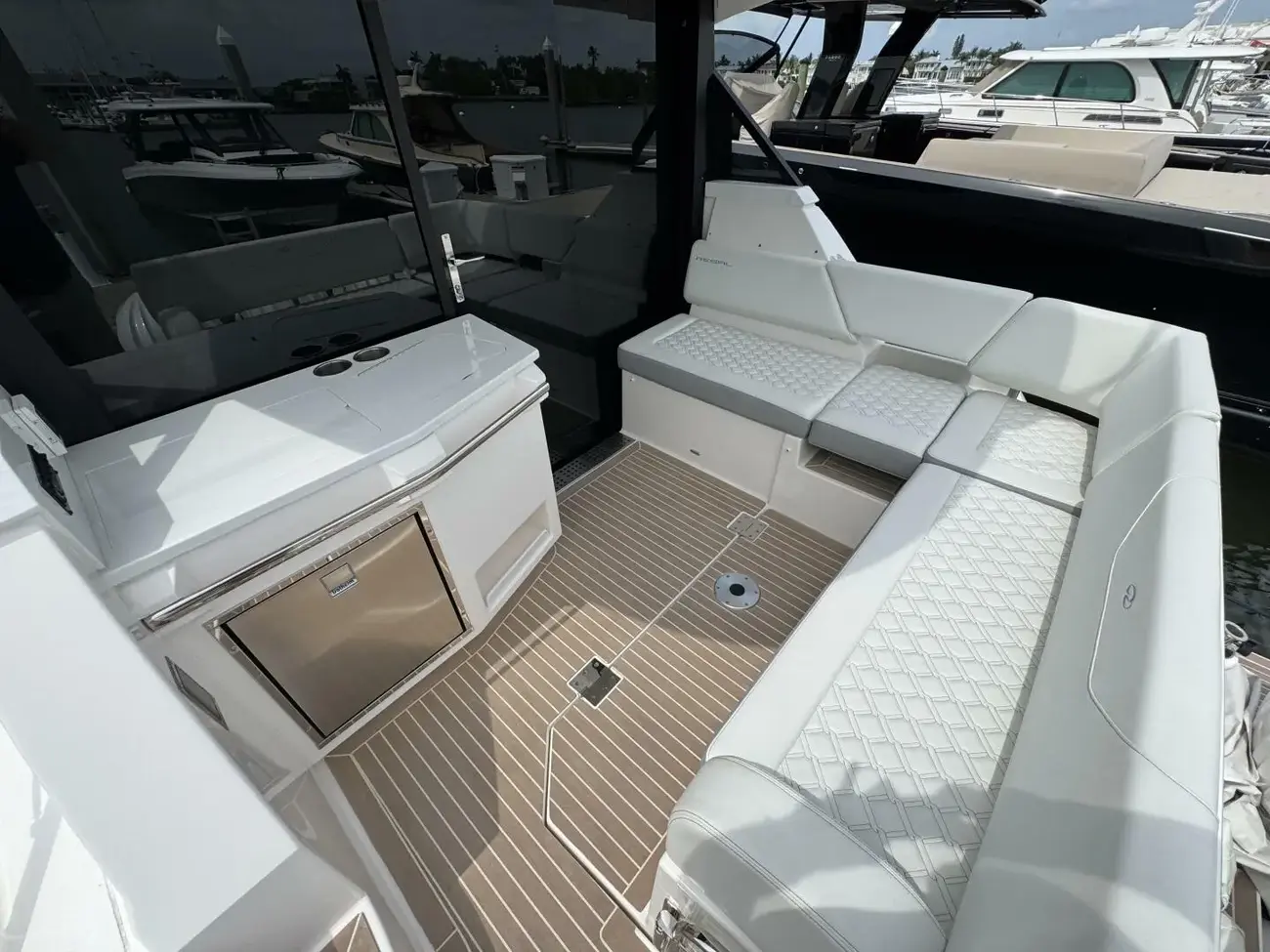 Thumbnail von Regal 38 XO 19TH HOLE