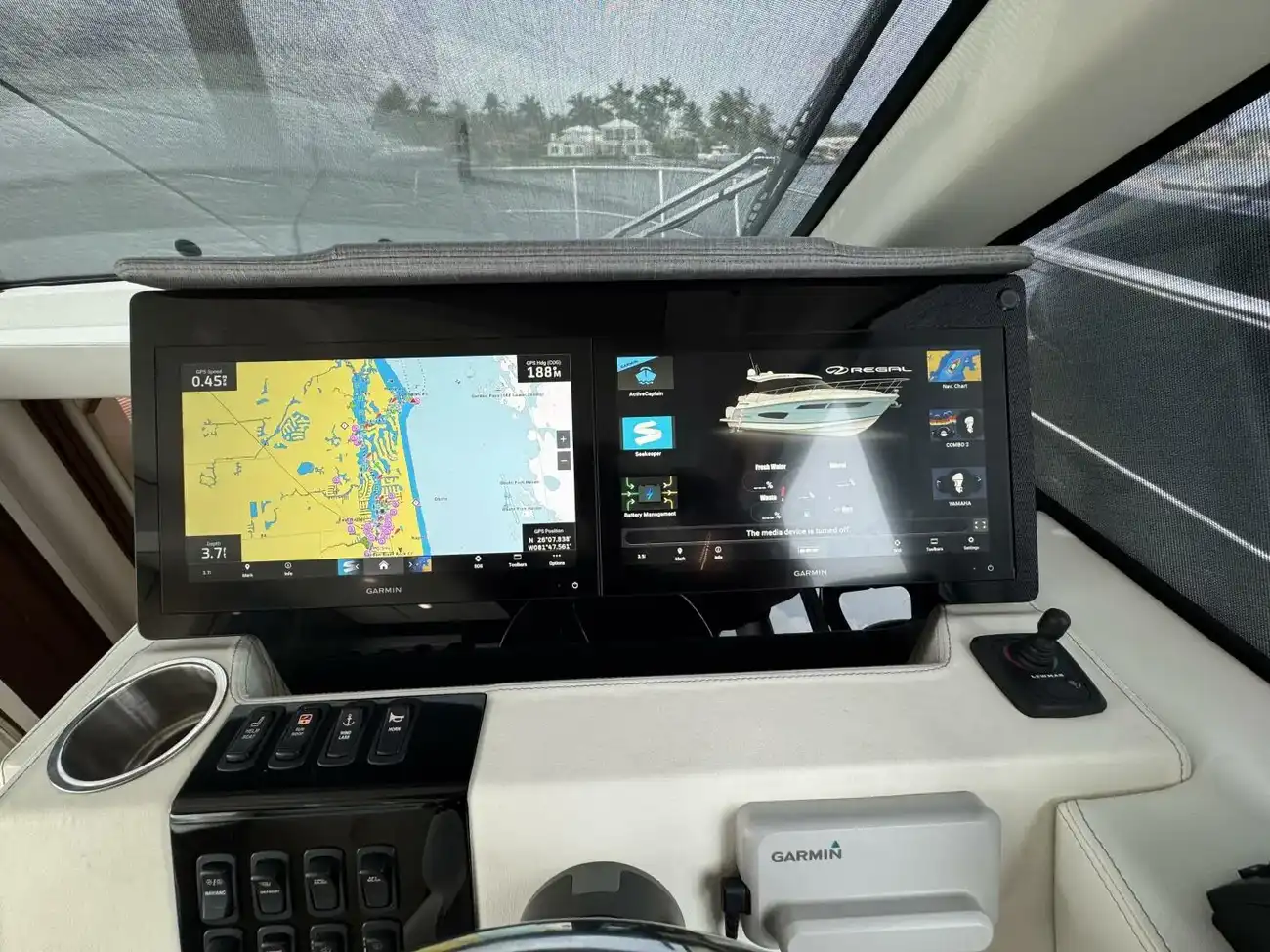 Thumbnail von Regal 38 XO 19TH HOLE