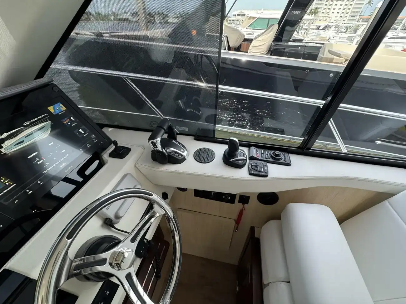 Thumbnail von Regal 38 XO 19TH HOLE