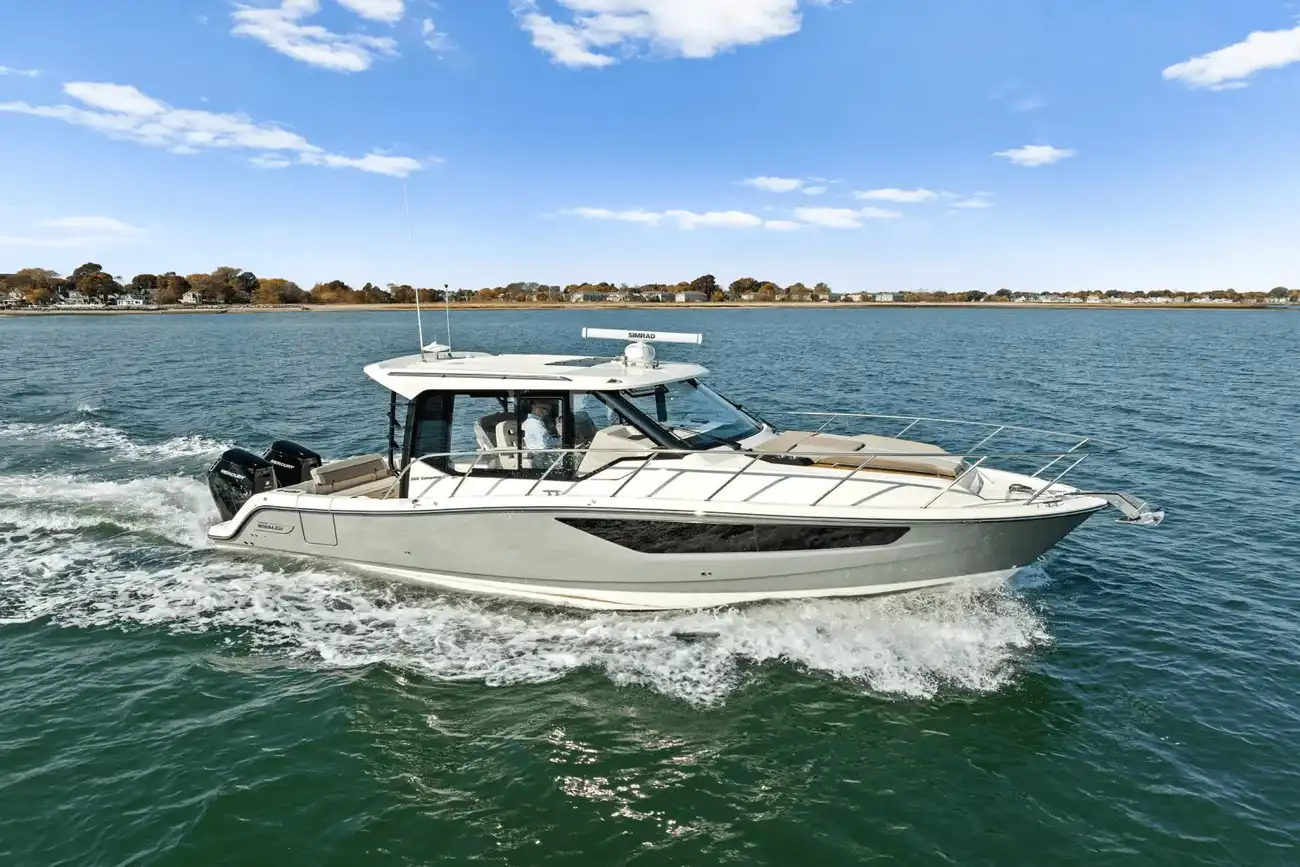 Boston Whaler 365 Conquest