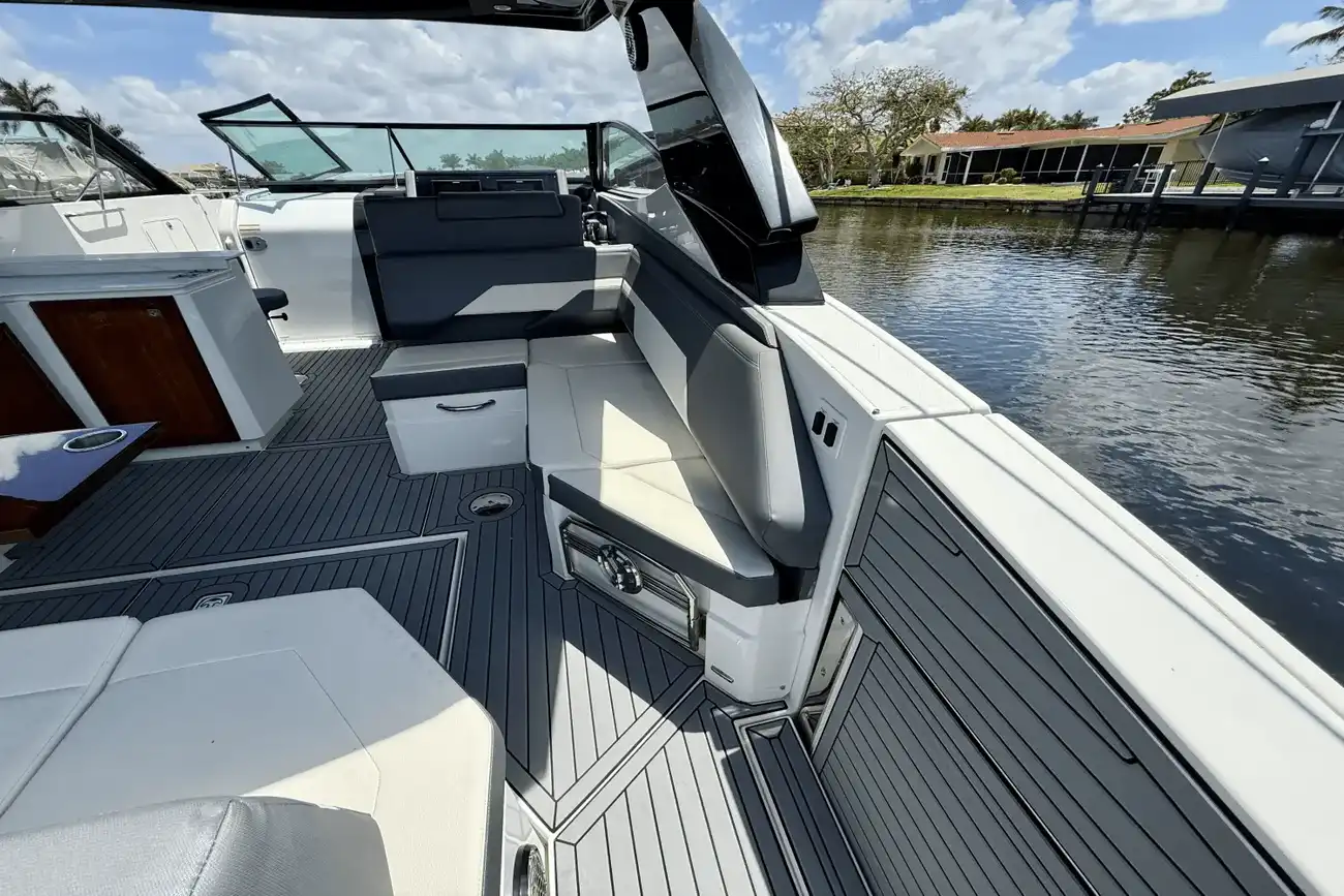 Thumbnail von Cruisers Yachts 38 GLS