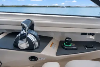Thumbnail von Boston Whaler 320 Vantage