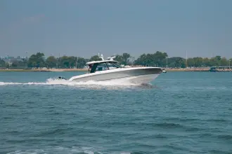 Thumbnail von Boston Whaler 380 Realm