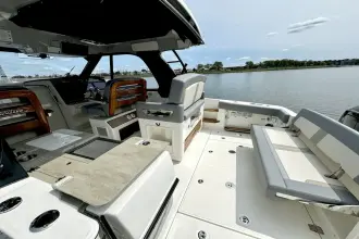 Thumbnail von Boston Whaler 380 Realm