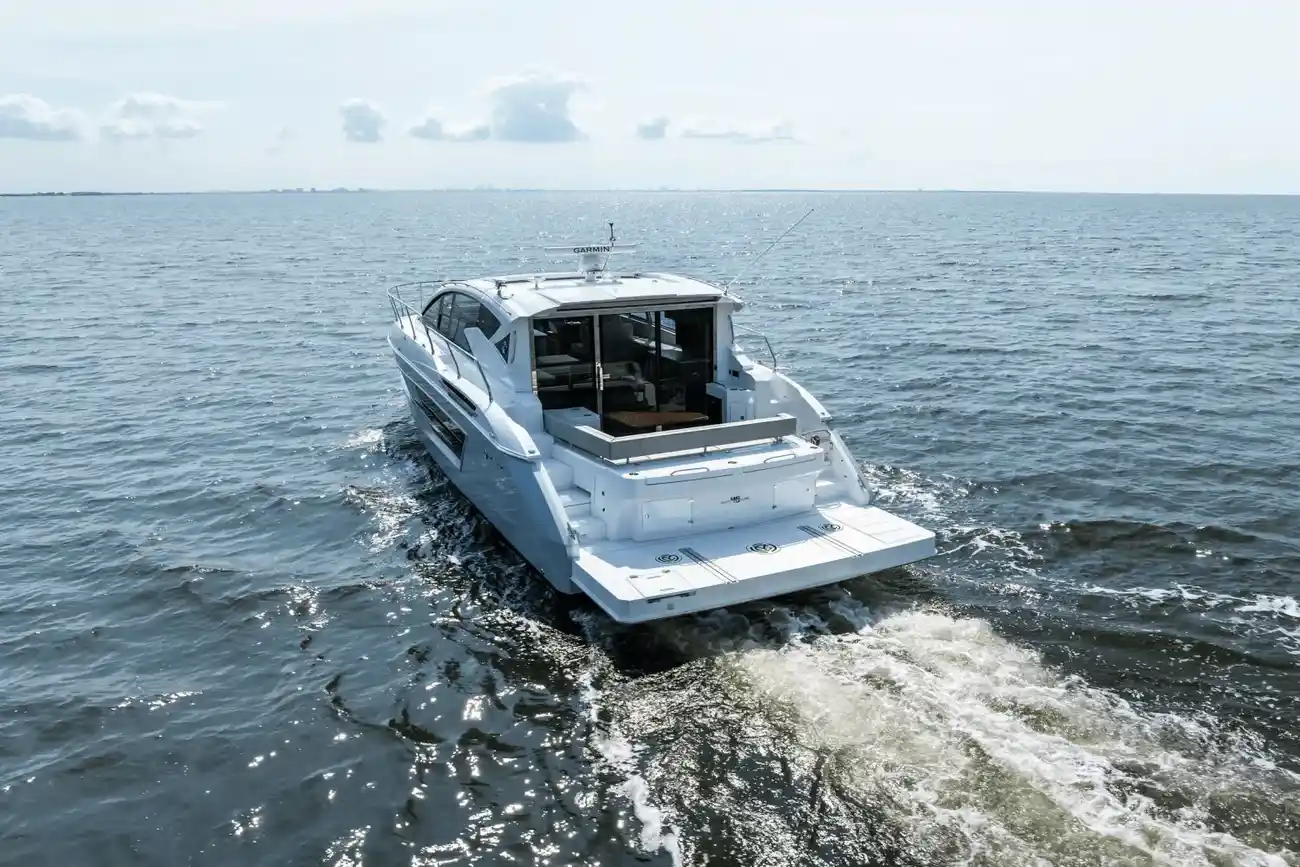 Thumbnail von Cruisers Yachts 46 Cantius