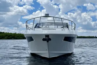 Thumbnail von Cruisers Yachts 390 Express Coupe