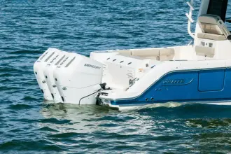 Thumbnail von Boston Whaler 365 Conquest