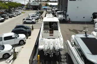 Thumbnail von Boston Whaler 365 Conquest