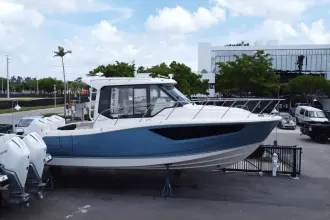 Thumbnail von Boston Whaler 365 Conquest