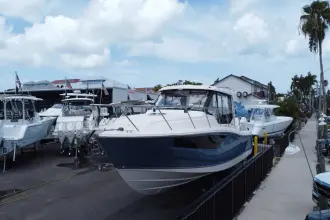 Thumbnail von Boston Whaler 365 Conquest