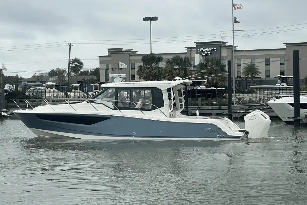 Boston Whaler 365 Conquest