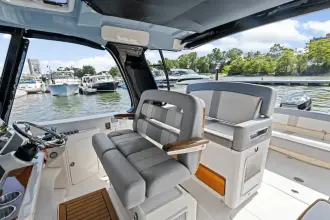 Thumbnail von Boston Whaler 380 Realm