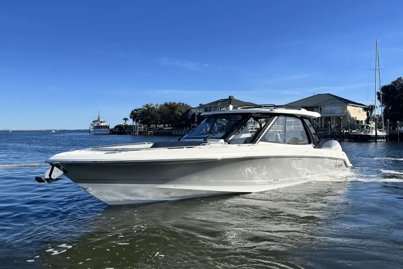 Boston Whaler 380 Realm