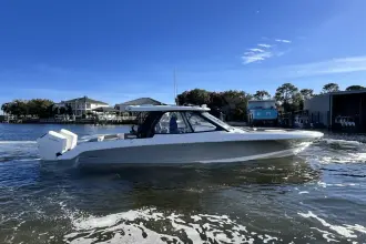 Thumbnail von Boston Whaler 380 Realm