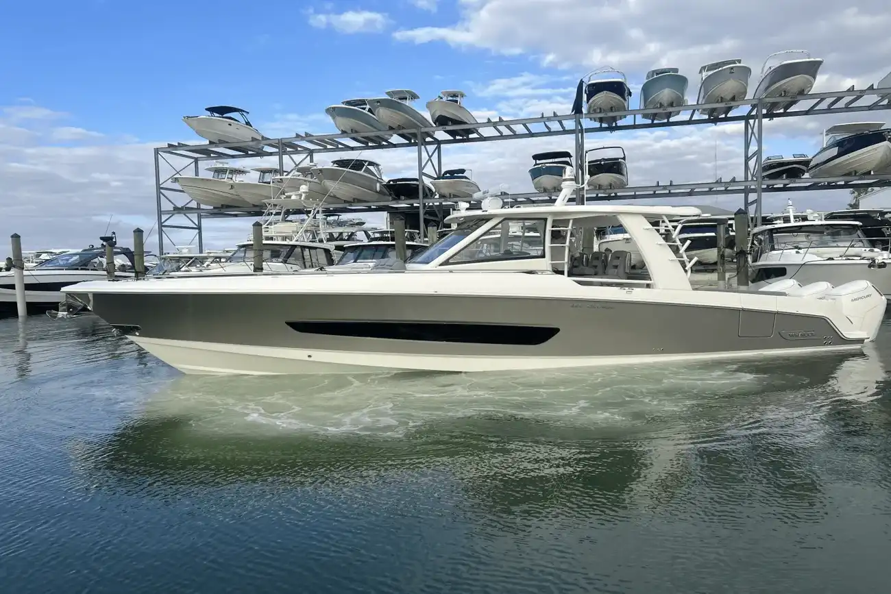 Boston Whaler 420 Outrage