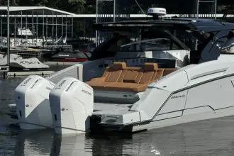 Thumbnail von Cruisers Yachts 42 GLS OB