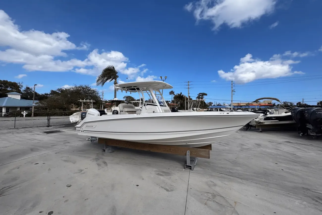 Boston Whaler 230 Outrage