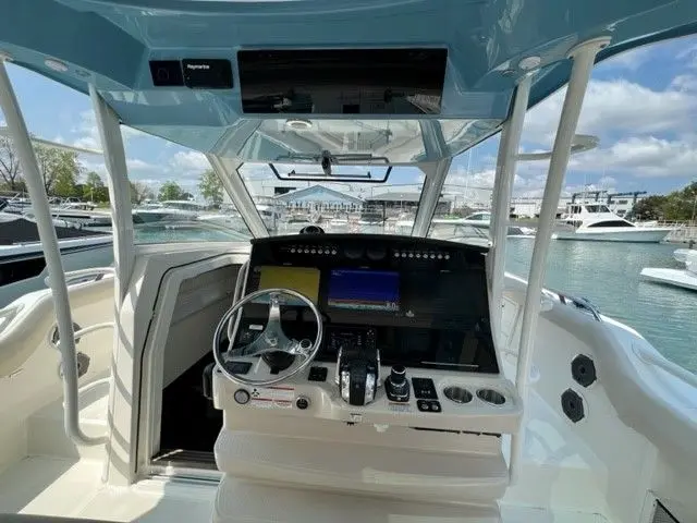 Thumbnail von Boston Whaler 420 Outrage