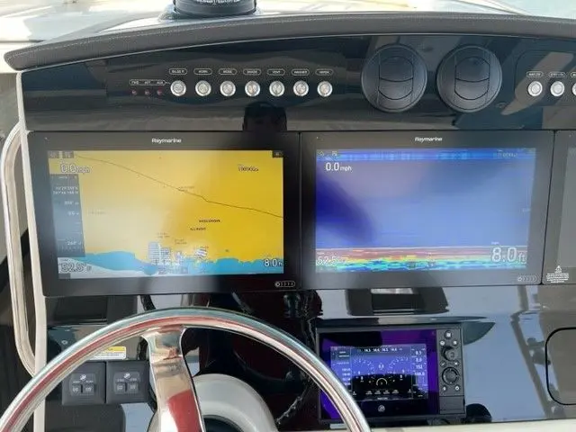 Thumbnail von Boston Whaler 420 Outrage