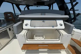Thumbnail von Boston Whaler 380 Realm