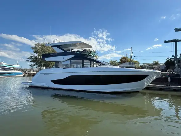 Cruisers Yachts 57 FLY
